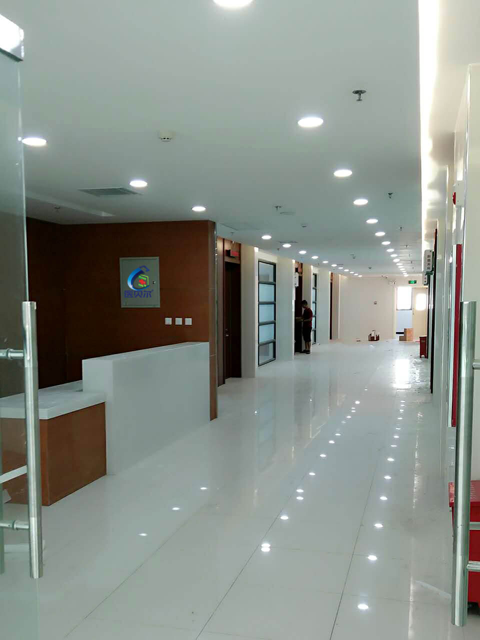 白色防火门图片
